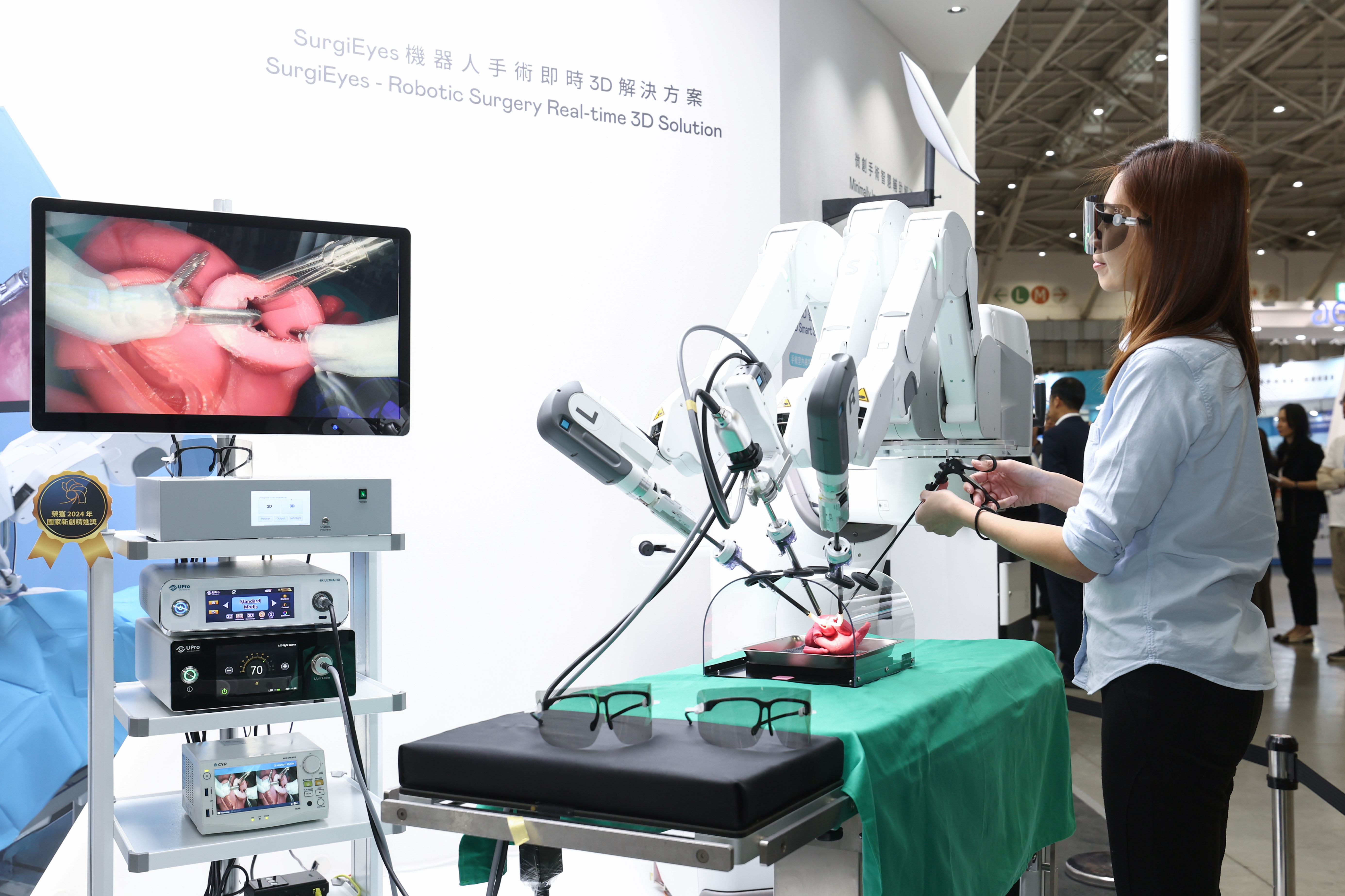 達擎以〝SurgiEyes機器人手術即時3D解決方案〞為核心，打造全方位的3D智慧手術影像平台，透過即時的影像串聯，連結手術室內、外跨場域的應用，協助醫師突破時空限制，為遠距醫療帶來更多的可能性