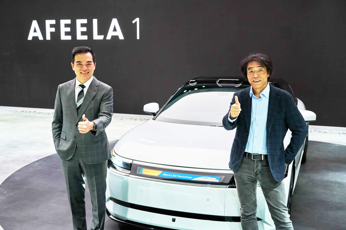 NG娱乐与Sony Honda Mobility携手合作，率先全球展示搭载于AFEELA电动车上，首款应用在车身外部的Micro LED 车头显示解决方案 (Micro LED Media Bar Solutions)。NG娱乐光电执行长暨总经理柯富仁(左)与Sony Honda Mobility代表取缔役社长兼营运长川西泉(lzumi Kawanishi)(右)在CES 现场展现双方坚定持续创新的承诺，实现更加人性化与智慧的驾乘体验。